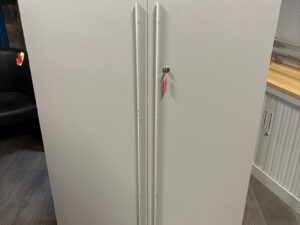 Armoire de bureau métallique avec clé – L82 x P36 x H143 cm