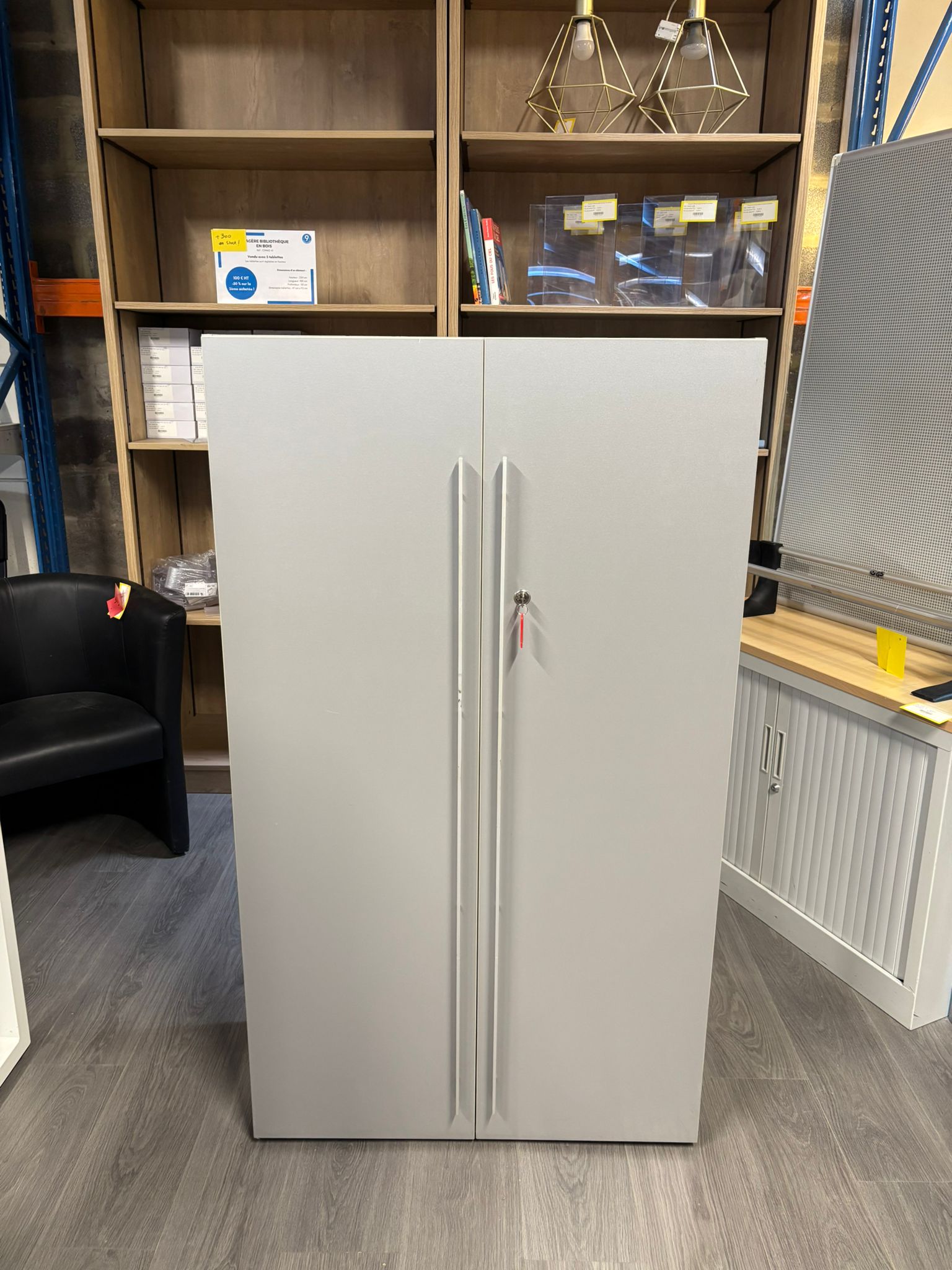 Armoire de bureau métallique avec clé – L82 x P36 x H143 cm