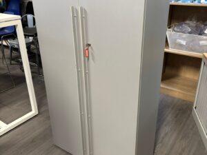 Armoire de bureau métallique avec clé – L82 x P36 x H143 cm