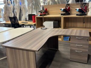 Bureau d’angle droit en bois marron avec caisson 3 tiroirs – 160×160 cm
