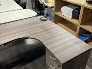 Bureau d’angle droit en bois marron avec caisson 3 tiroirs – 160×160 cm