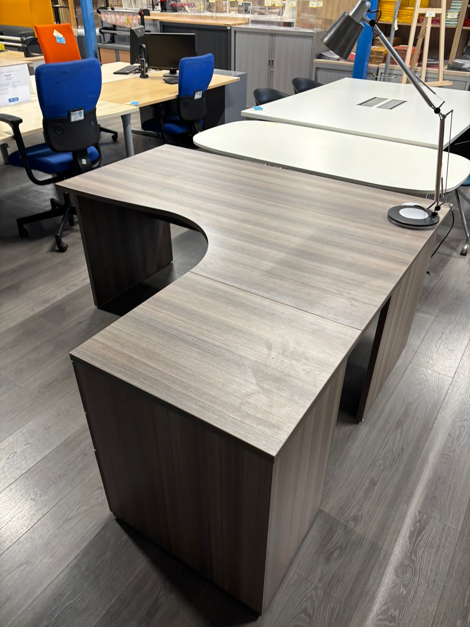 Bureau d’angle droit en bois marron avec caisson 3 tiroirs – 160x160 cm
