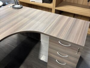 Bureau d’angle droit en bois marron avec caisson 3 tiroirs – 160×160 cm