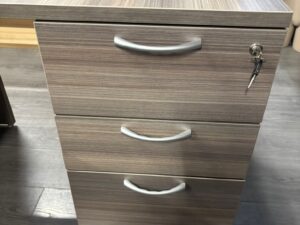 Bureau d’angle droit en bois marron avec caisson 3 tiroirs – 160×160 cm
