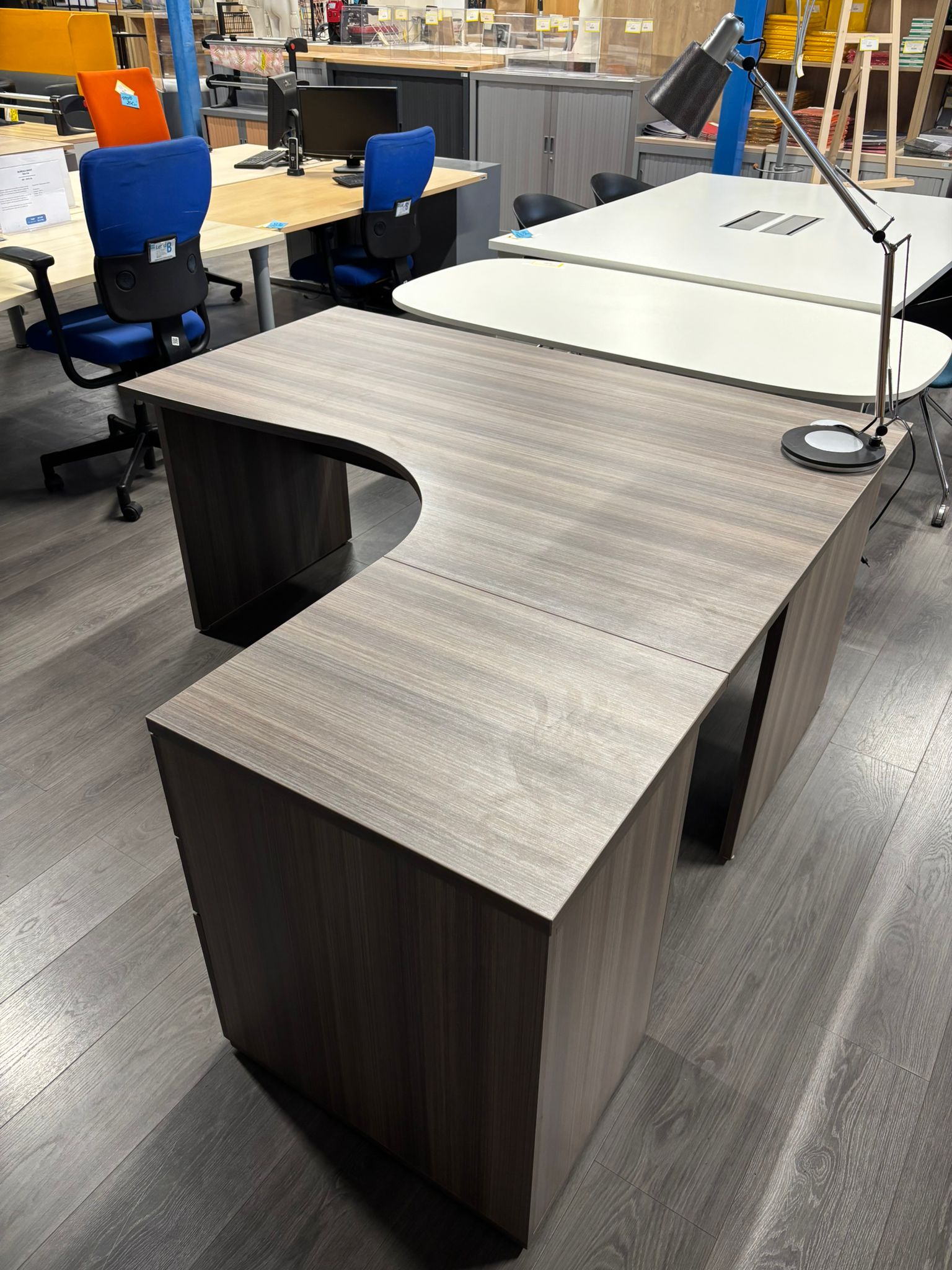 Bureau d’angle droit en bois marron avec caisson 3 tiroirs – 160x160 cm