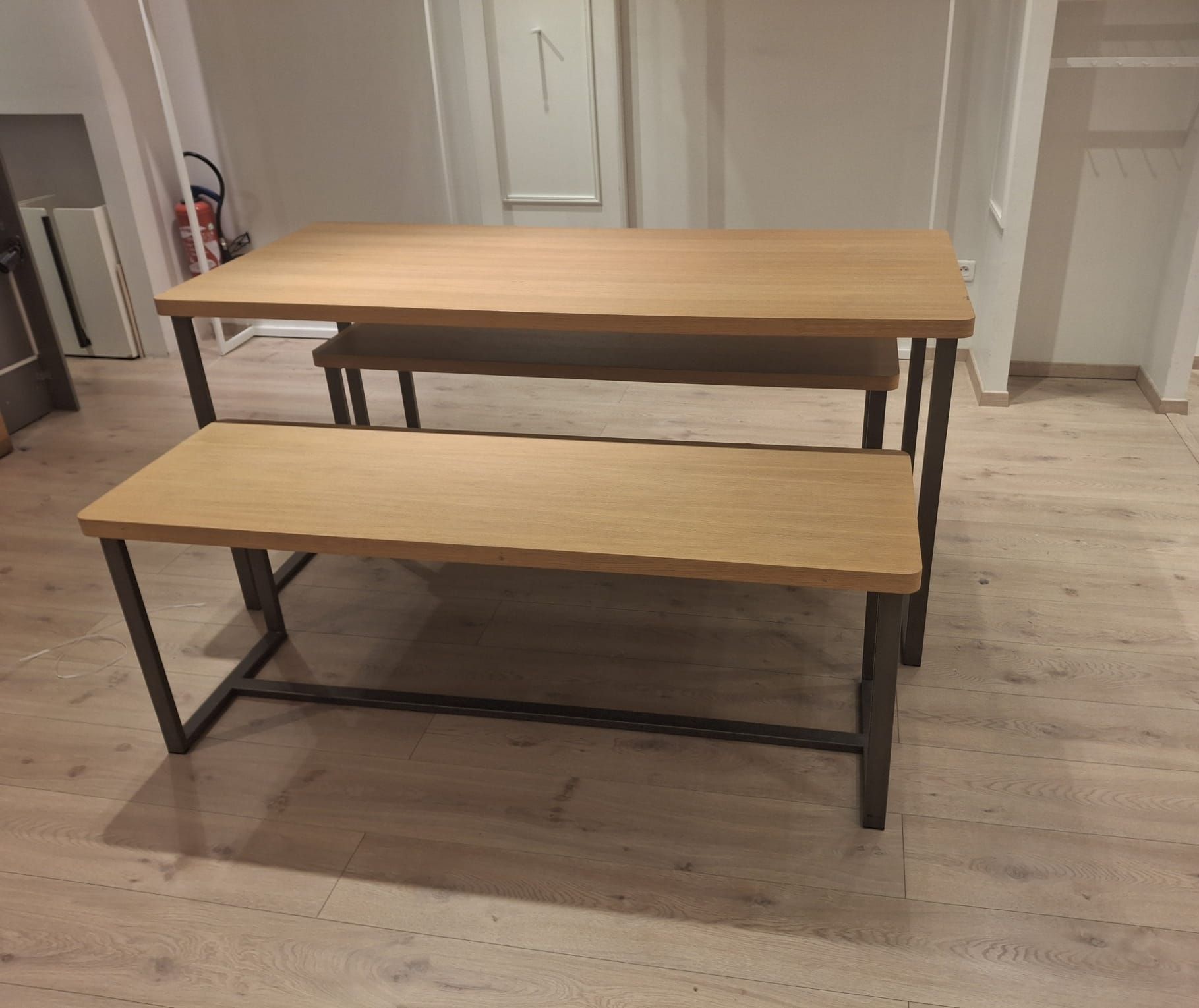 Lot de 3 tables de présentation bois et structure métallique taupe – L180 x l80 x H85 cm