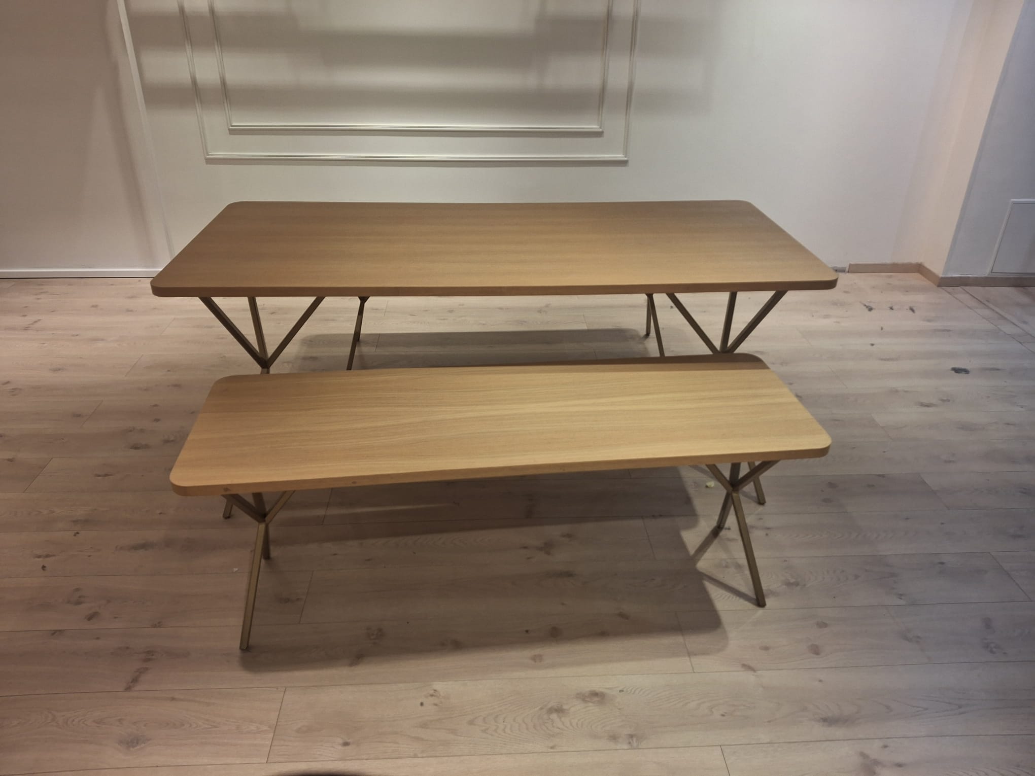 Lot de 3 tables de présentation bois et structure métallique taupe – L180 x l80 x H85 cm