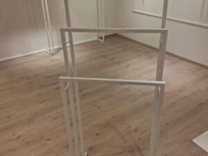 Présentoir métallique blanc à 3 hauteurs – L58 x P31 cm