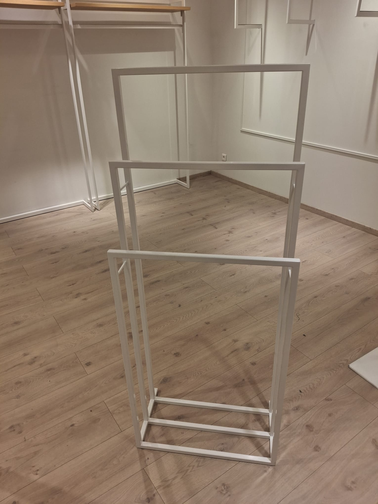 Présentoir métallique blanc à 3 hauteurs – L58 x P31 cm
