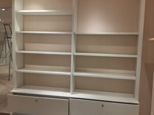 Étagère bibliothèque en bois blanc avec 4 tiroirs et 7 étagères – L241 x H290 x P48 cm