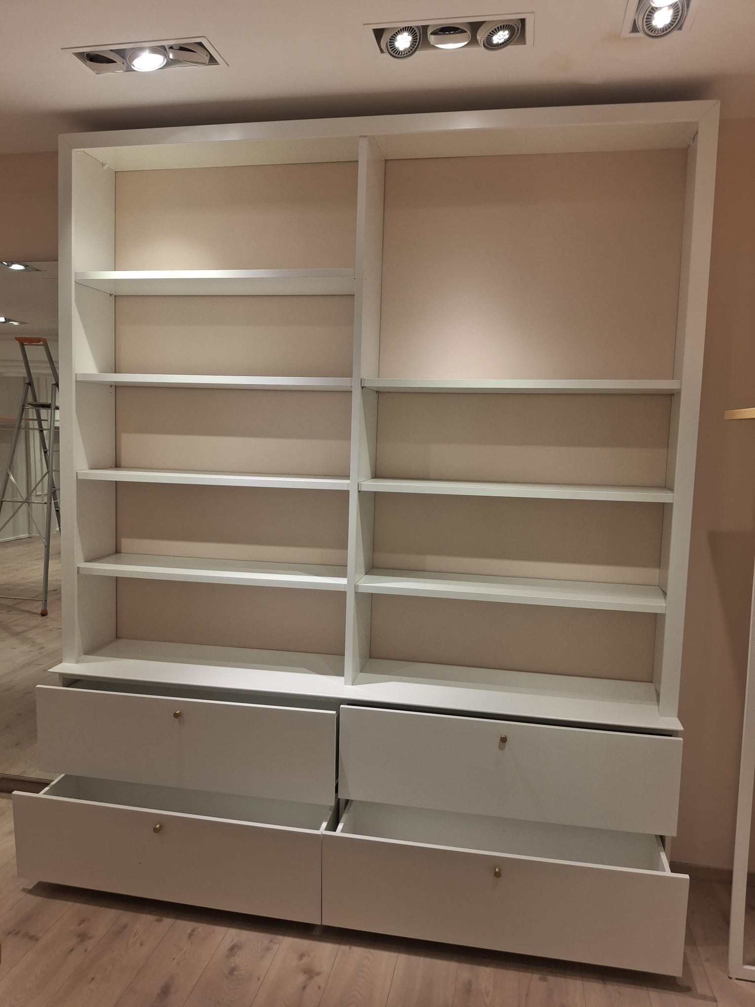Étagère bibliothèque en bois blanc avec 4 tiroirs et 7 étagères – L241 x H290 x P48 cm