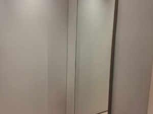 Miroir mural en métal doré – H240 x l55 cm