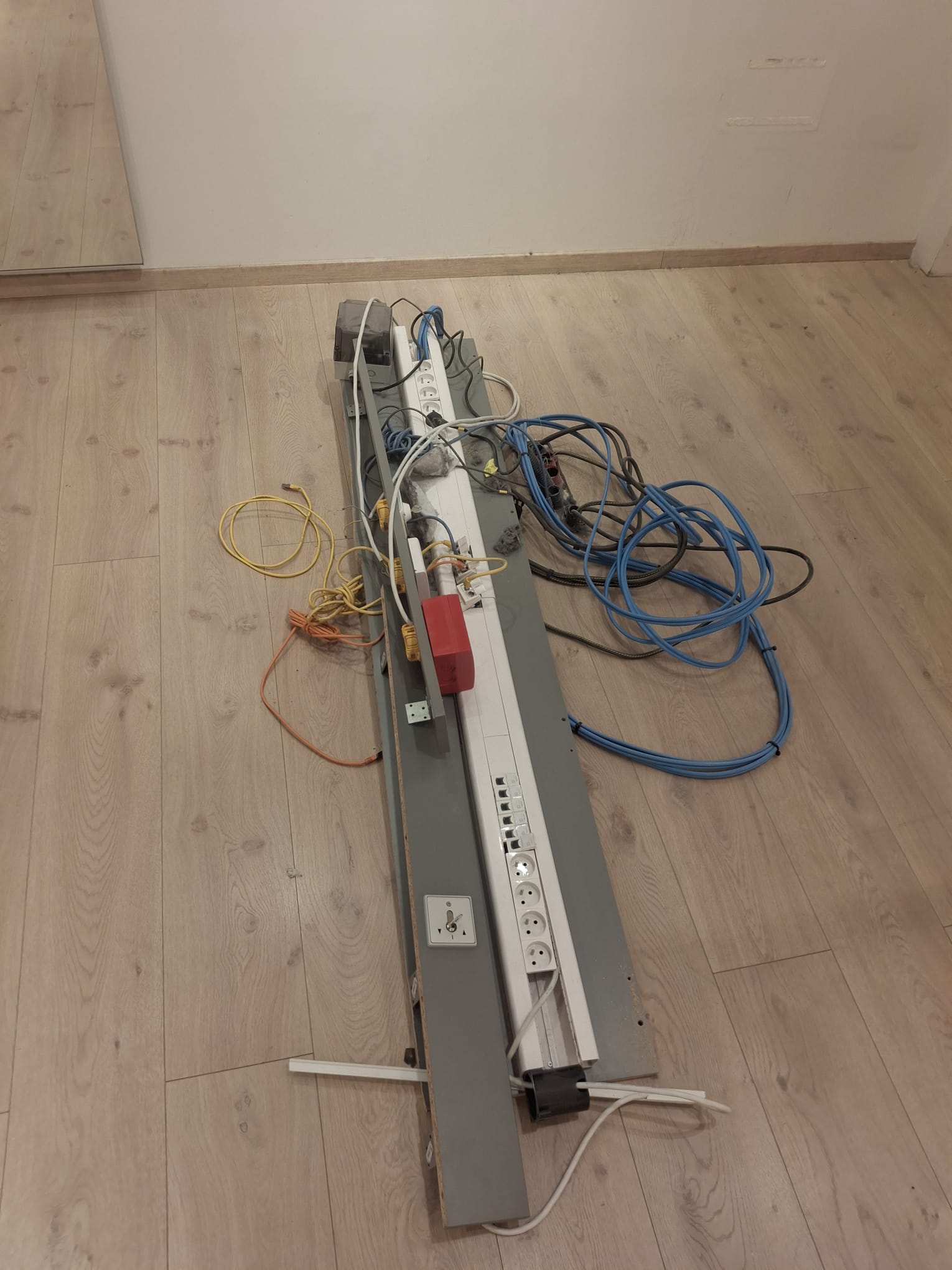 Comptoir d’accueil blanc et bois avec élément sur roulettes – L195 x l77 x H107 cm