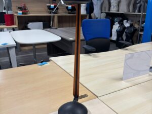 Lampe de bureau marron et noir en PVC et bois – 2 modes d’éclairage