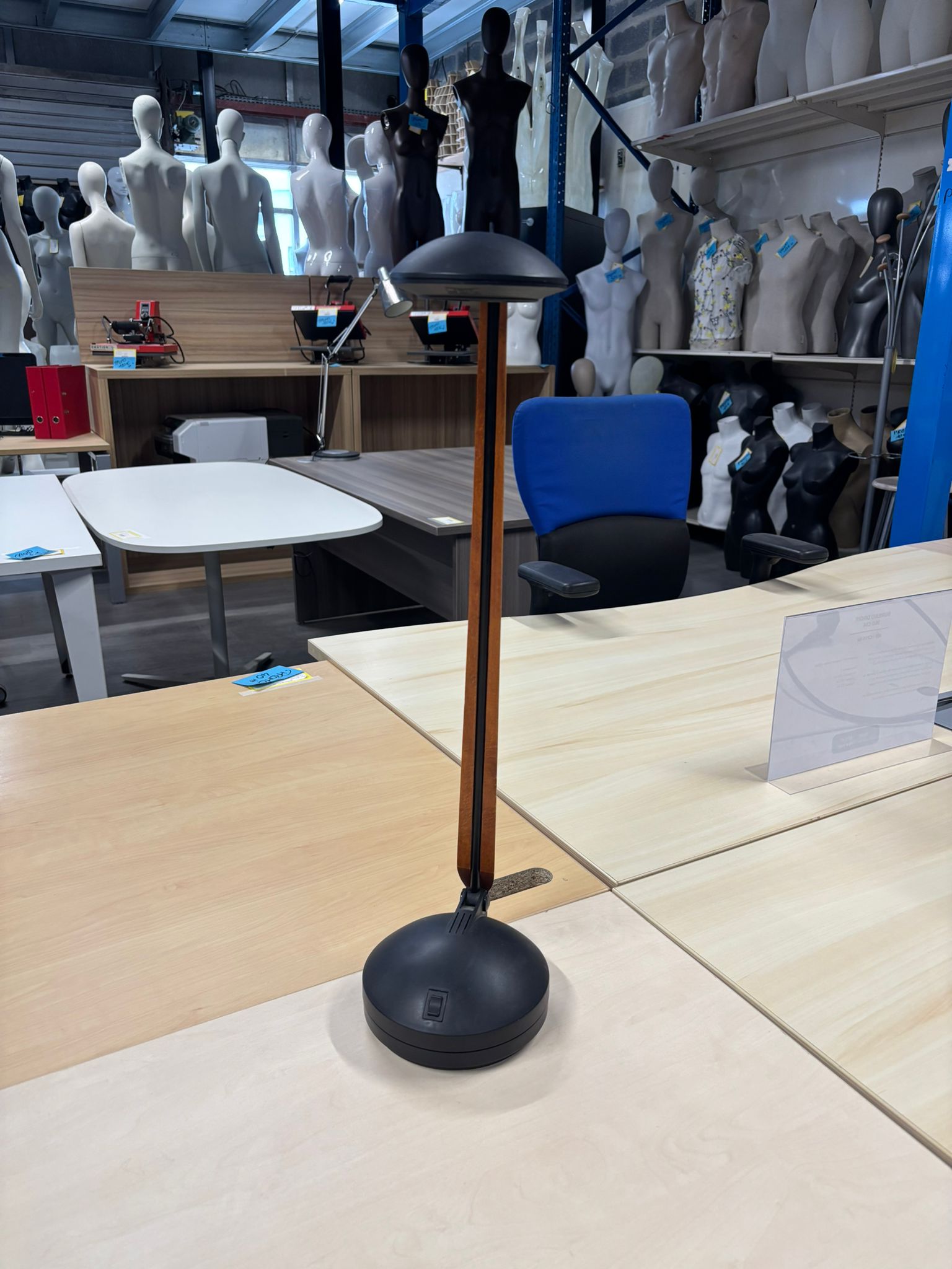 Lampe de bureau marron et noir en PVC et bois – 2 modes d’éclairage