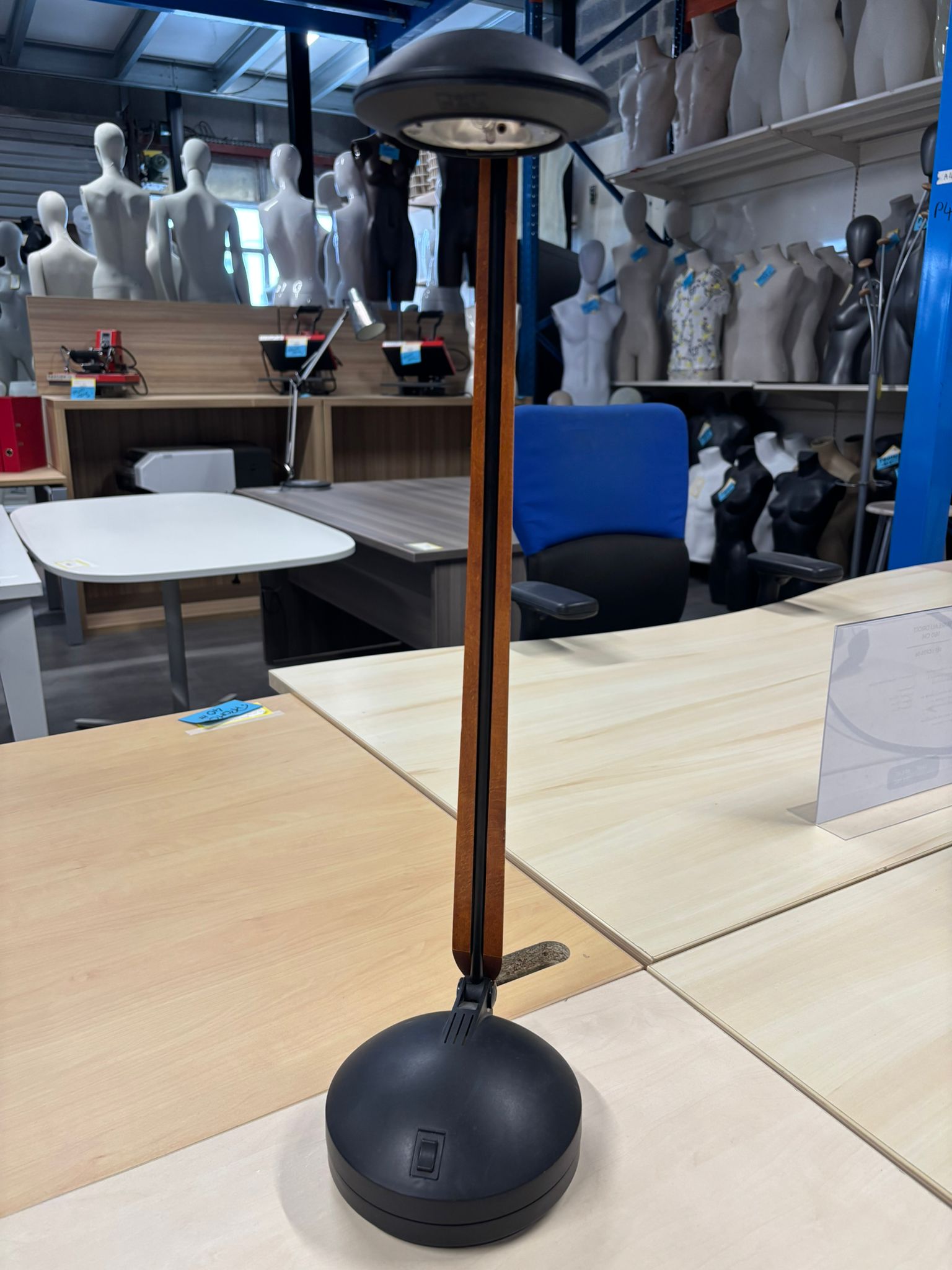 Lampe de bureau marron et noir en PVC et bois – 2 modes d’éclairage