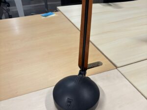 Lampe de bureau marron et noir en PVC et bois – 2 modes d’éclairage