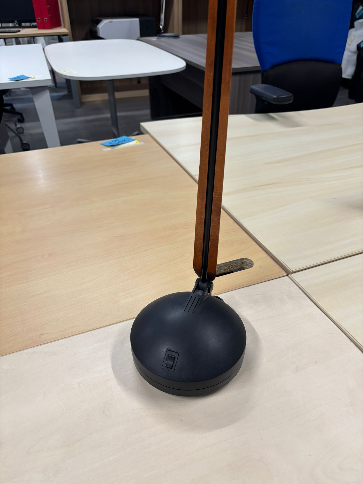 Lampe de bureau marron et noir en PVC et bois – 2 modes d’éclairage