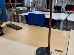 Lampe de bureau marron et noir en PVC et bois – 2 modes d’éclairage