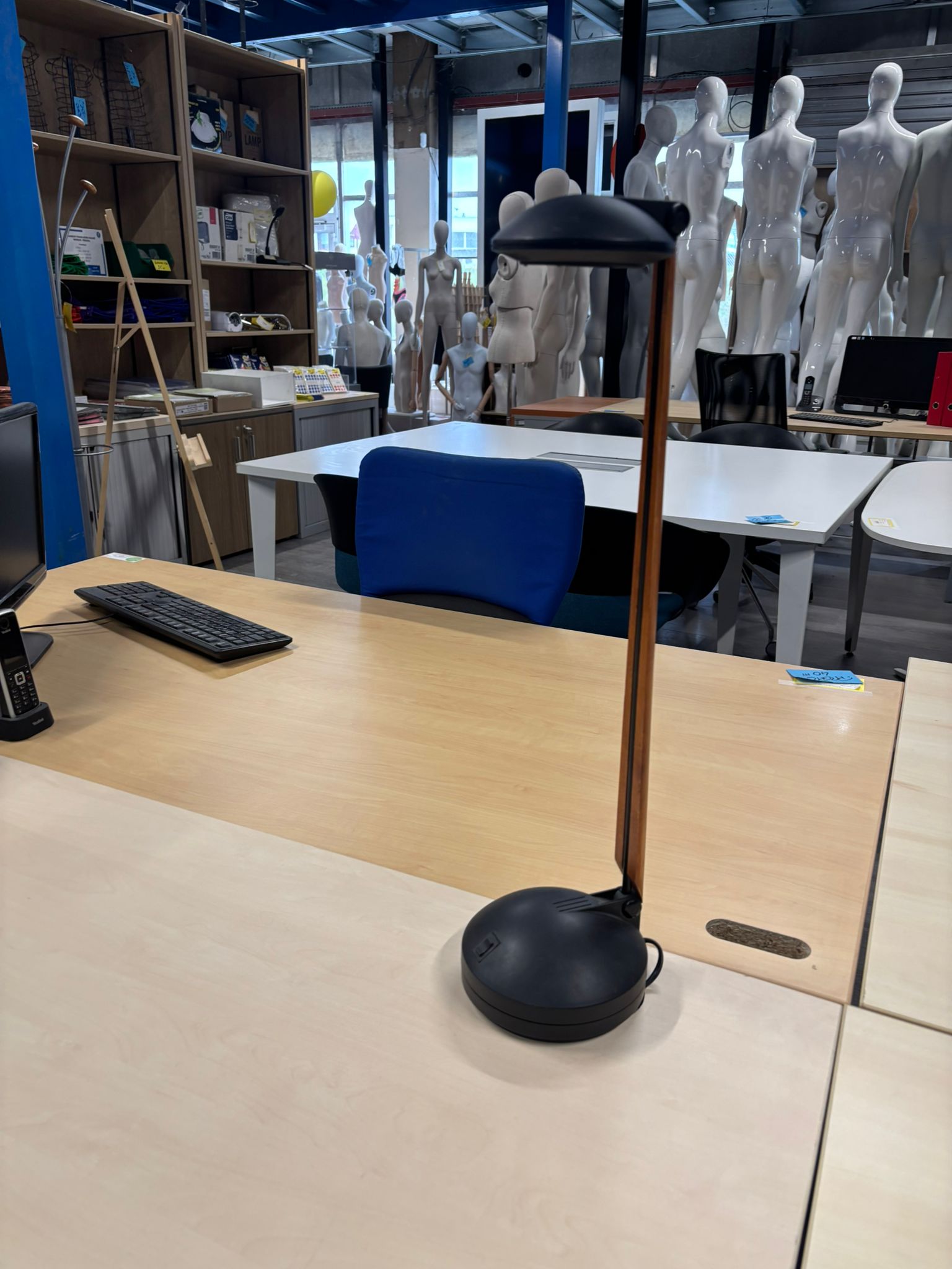 Lampe de bureau marron et noir en PVC et bois – 2 modes d’éclairage