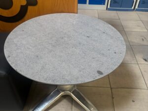 Table basse avec plateau effet marbre gris – Ø68 x H50 cm
