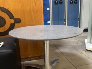 Table basse avec plateau effet marbre gris – Ø68 x H50 cm
