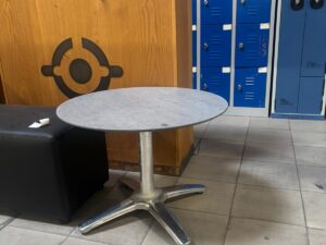 Table basse avec plateau effet marbre gris – Ø68 x H50 cm