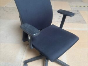 Chaise de bureau sur roulettes noire en tissu Comforto