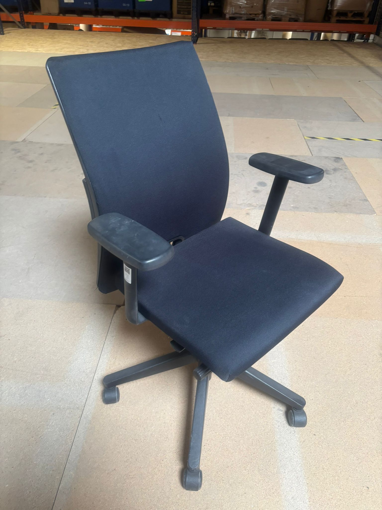 Chaise de bureau sur roulettes noire en tissu Comforto