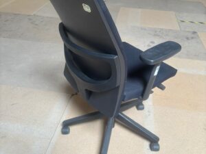 Chaise de bureau sur roulettes noire en tissu Comforto