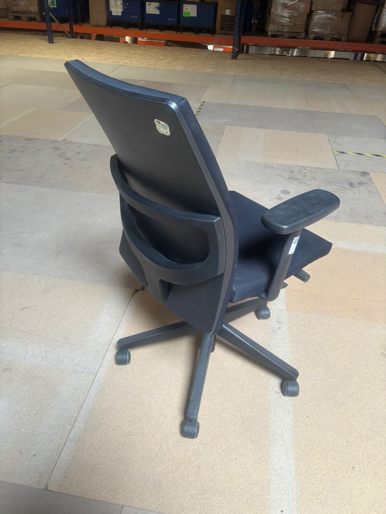 Chaise de bureau sur roulettes noire en tissu Comforto