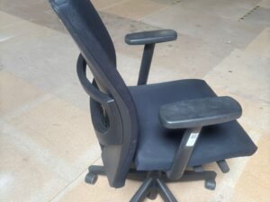 Chaise de bureau sur roulettes noire en tissu Comforto