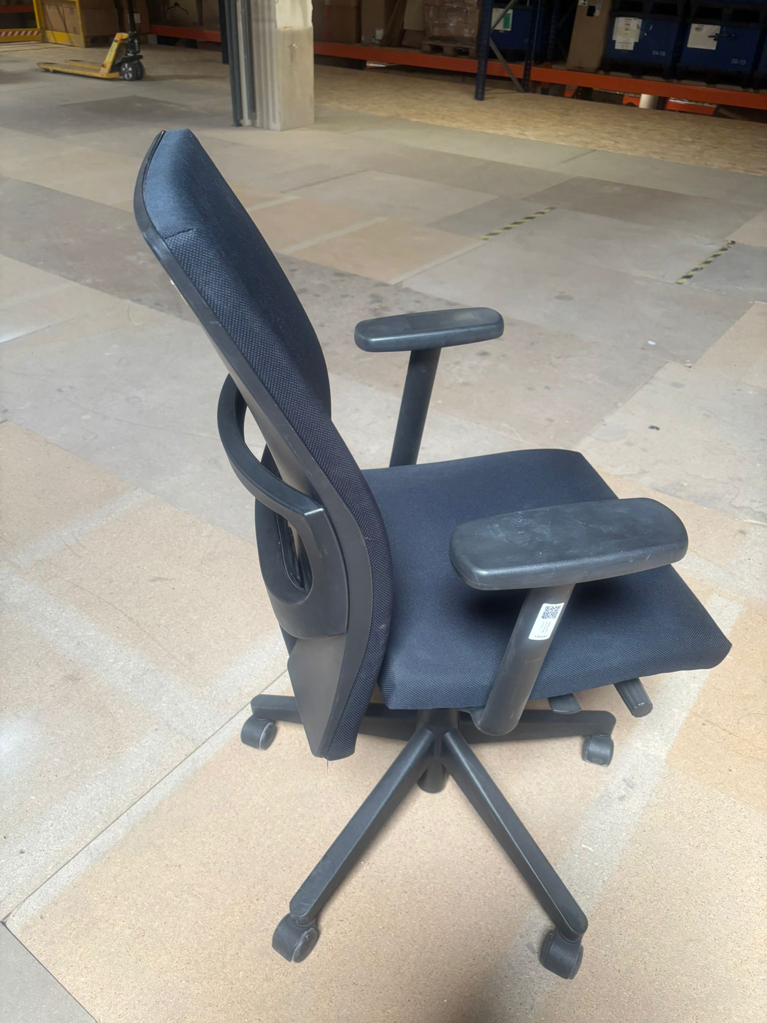 Chaise de bureau sur roulettes noire en tissu Comforto