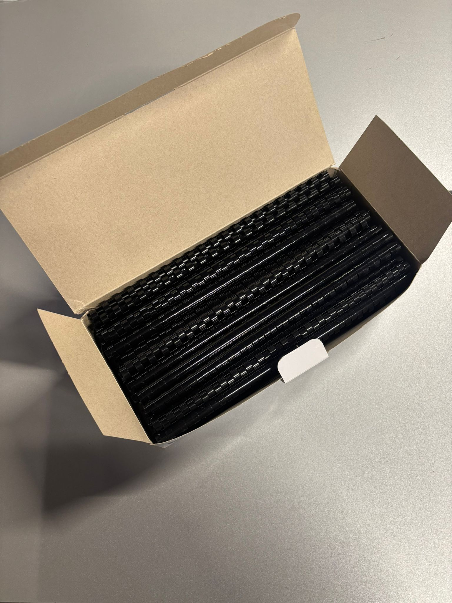 Lot de 100 peignes de reliure plastiques noirs 12 mm Lyreco – 21 anneaux