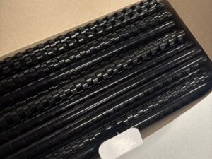 Lot de 100 peignes de reliure plastiques noirs 12 mm Lyreco – 21 anneaux