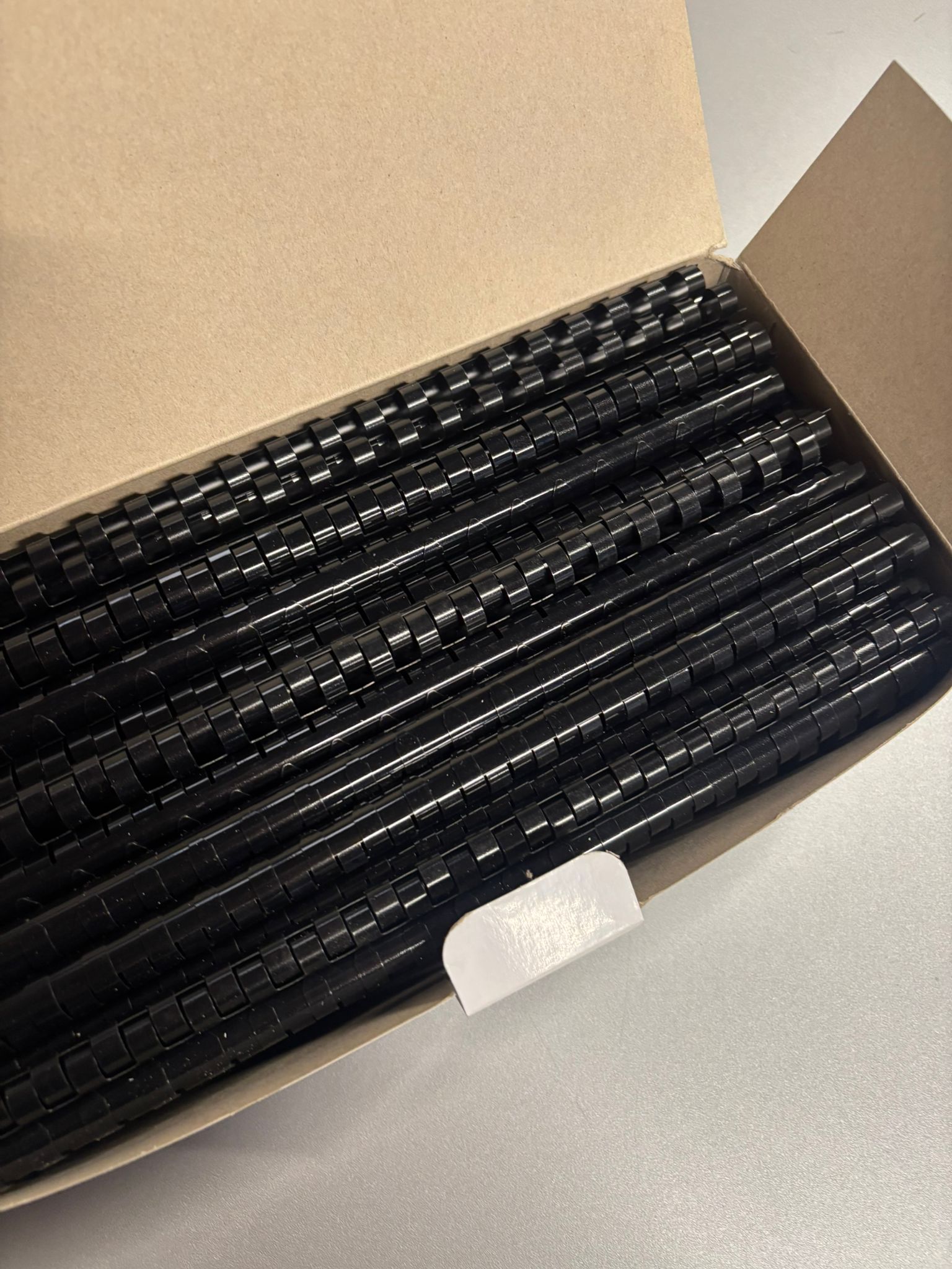 Lot de 100 peignes de reliure plastiques noirs 12 mm Lyreco – 21 anneaux