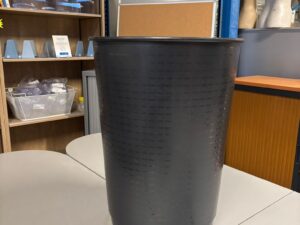 Petite poubelle noire en PVC – Ø38 x H50 cm
