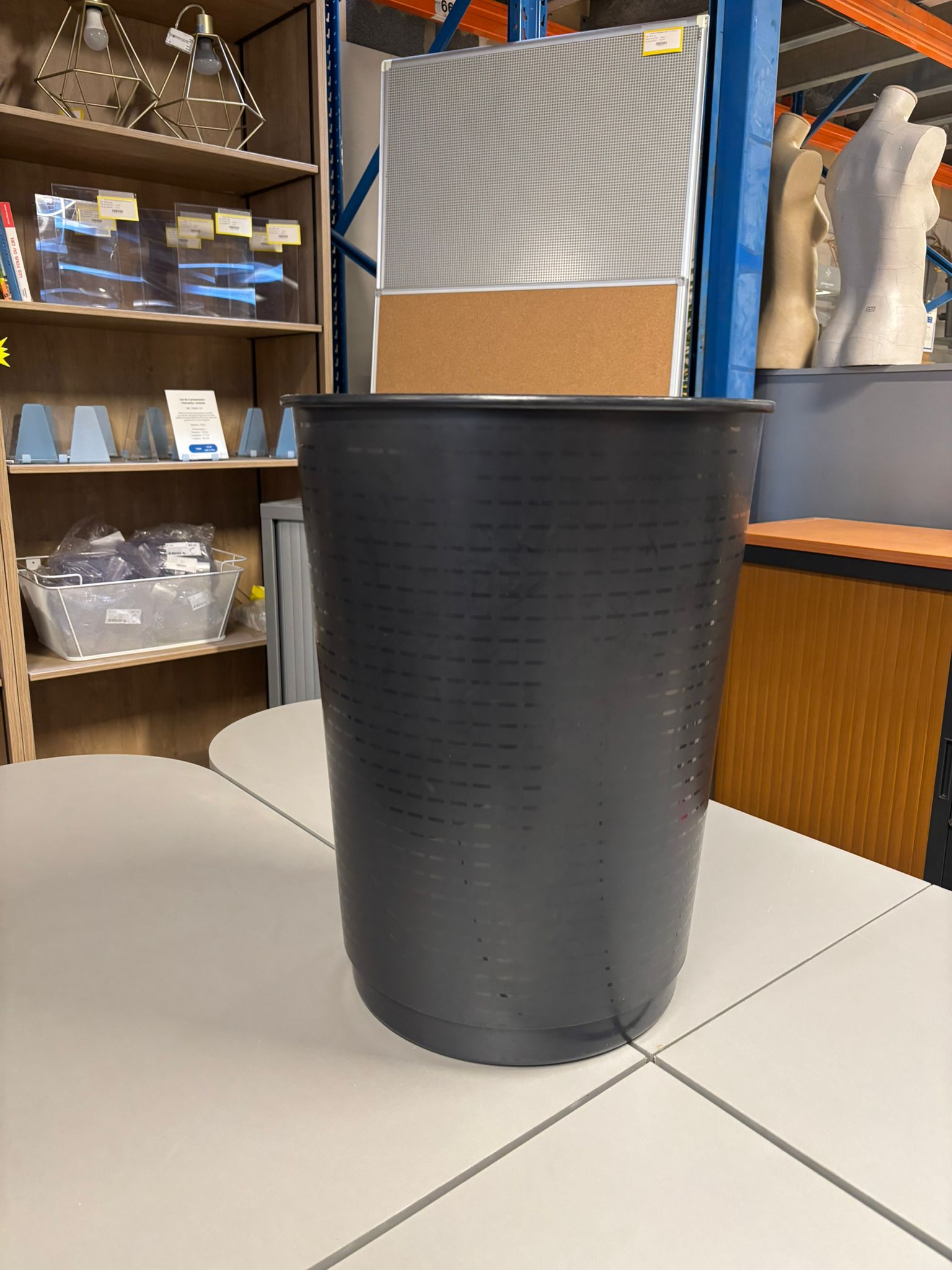 Petite poubelle noire en PVC – Ø38 x H50 cm
