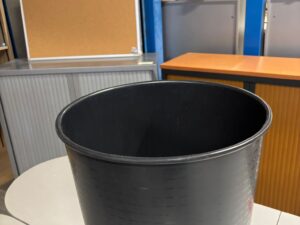 Petite poubelle noire en PVC – Ø38 x H50 cm