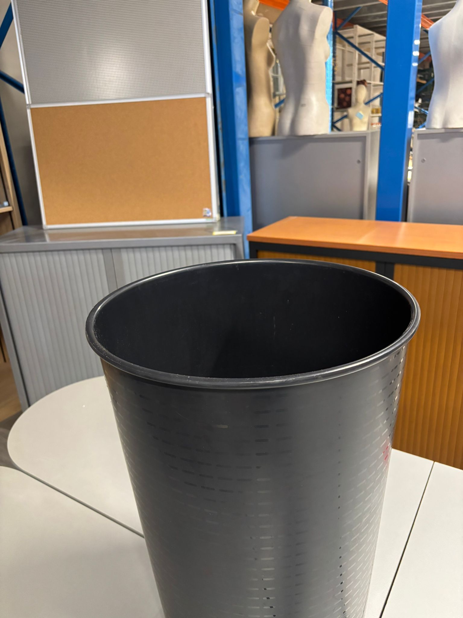 Petite poubelle noire en PVC – Ø38 x H50 cm
