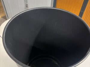 Petite poubelle noire en PVC – Ø38 x H50 cm