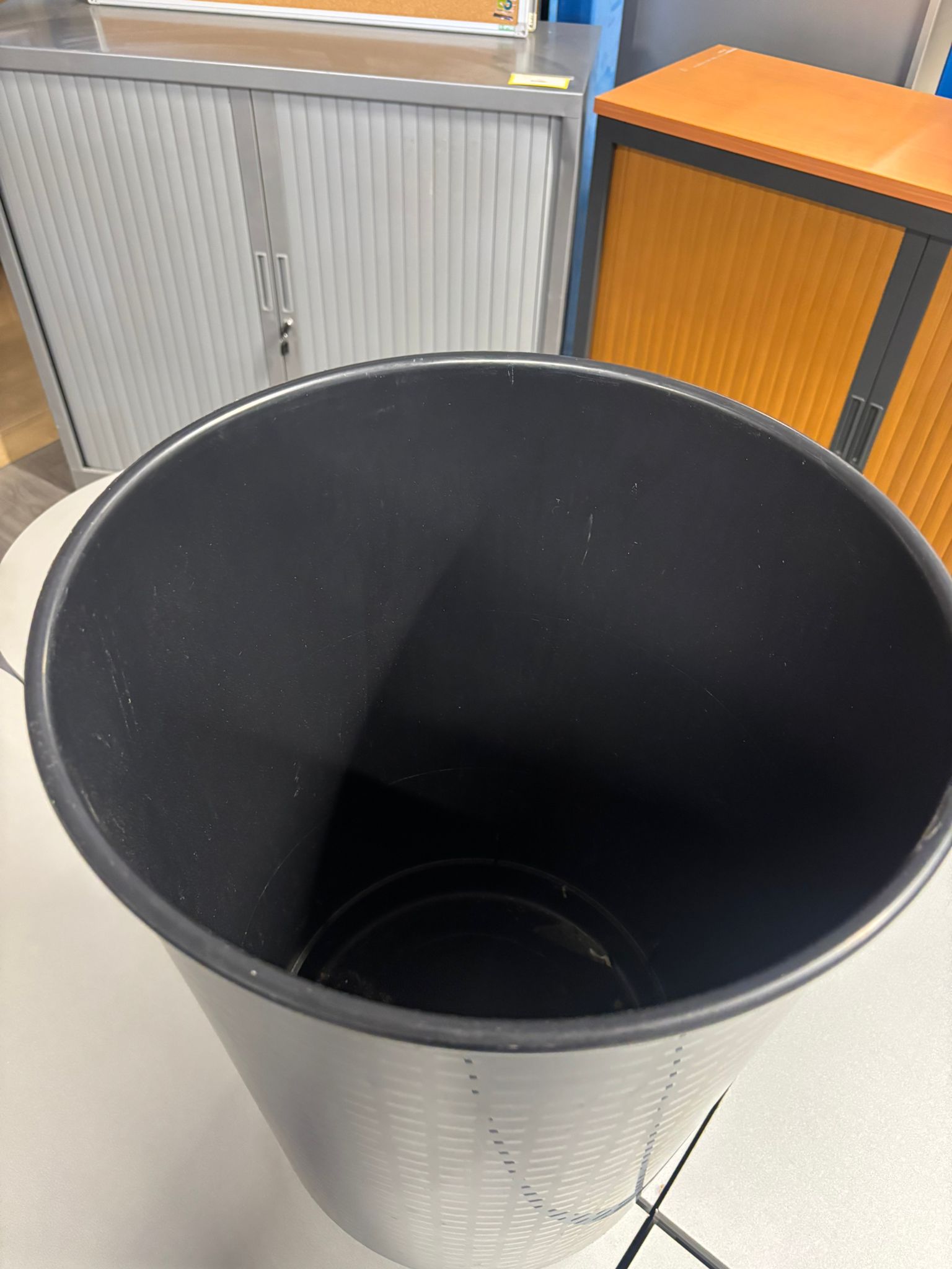 Petite poubelle noire en PVC – Ø38 x H50 cm