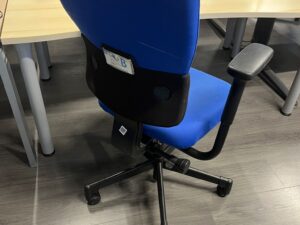 Chaise de bureau sur roulettes bleue en tissu – hauteur réglable