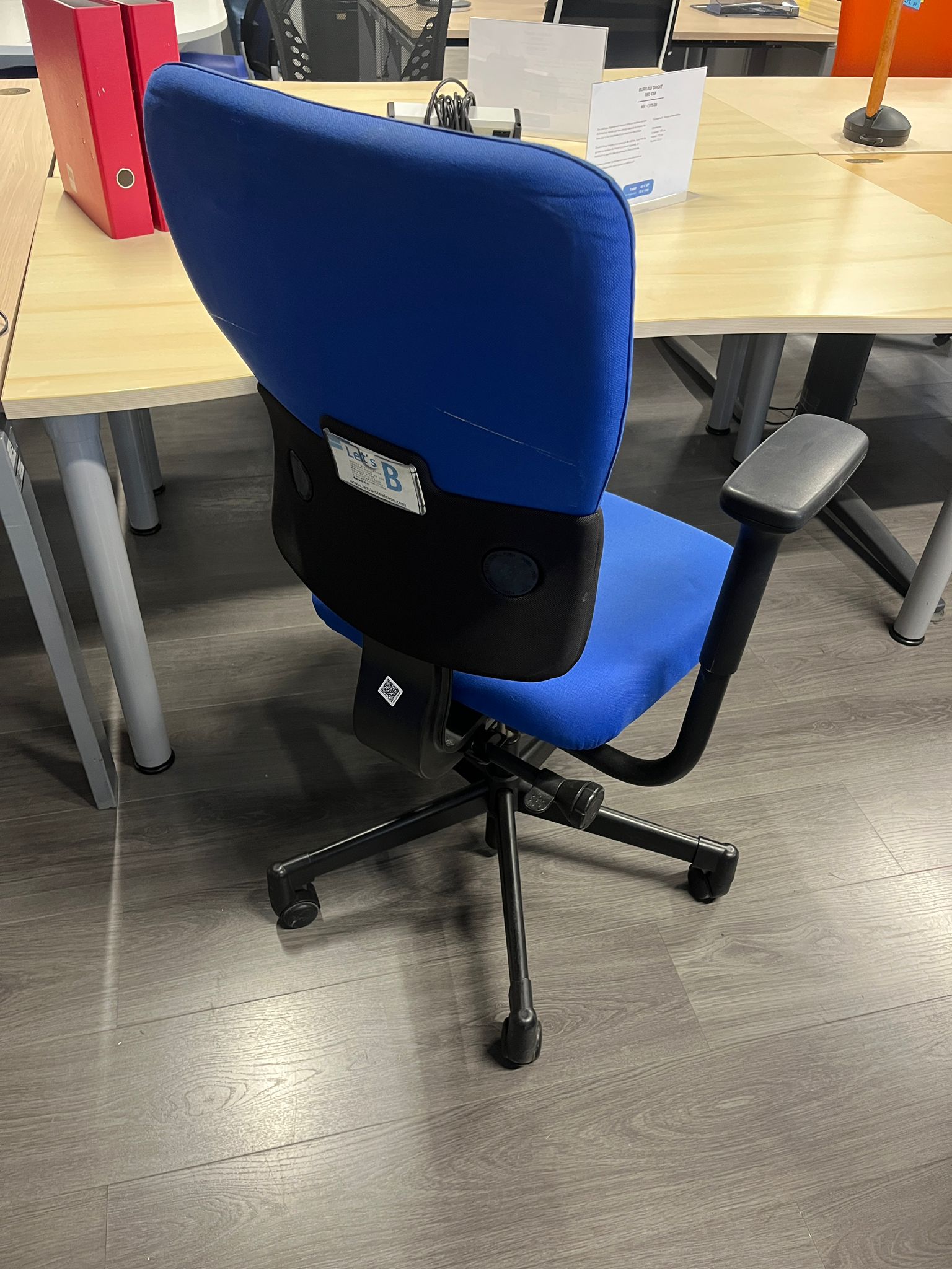 Chaise de bureau sur roulettes bleue en tissu – hauteur réglable