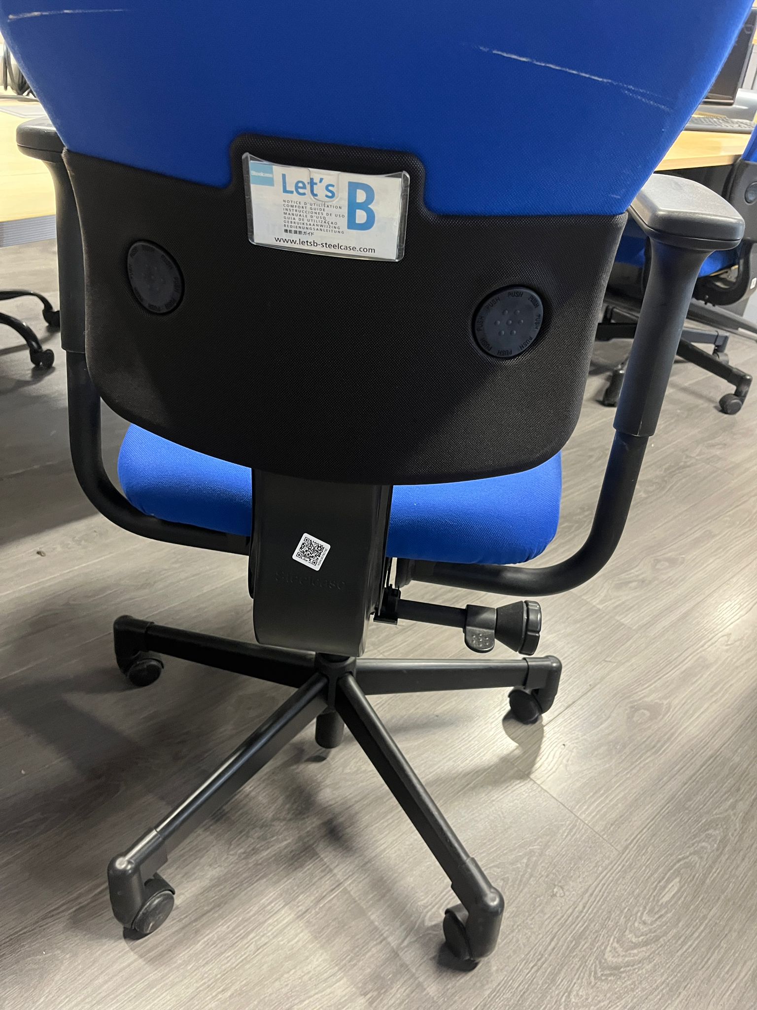 Chaise de bureau sur roulettes bleue en tissu – hauteur réglable