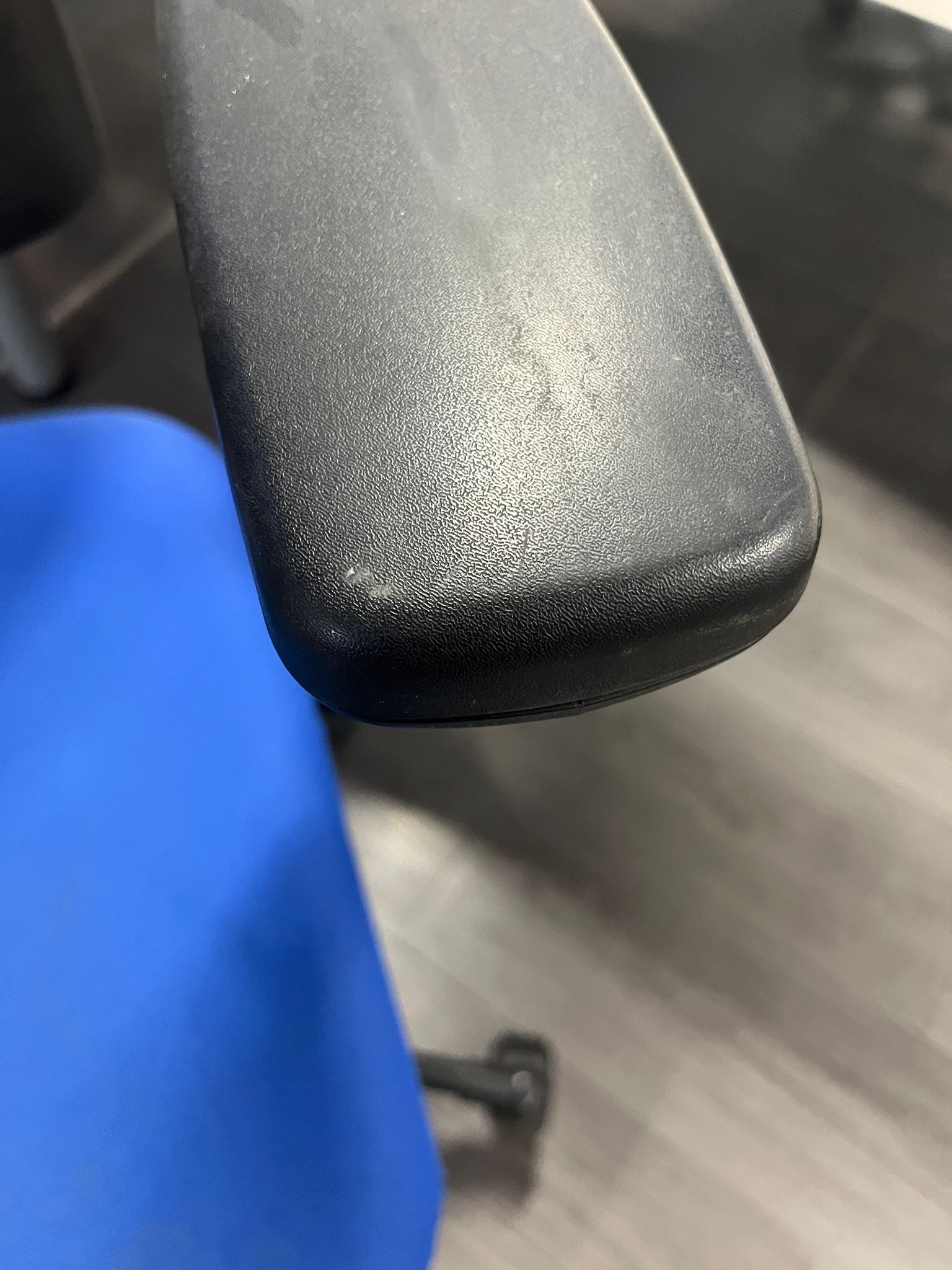 Chaise de bureau sur roulettes bleue en tissu – hauteur réglable