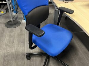 Chaise de bureau sur roulettes bleue en tissu – hauteur réglable
