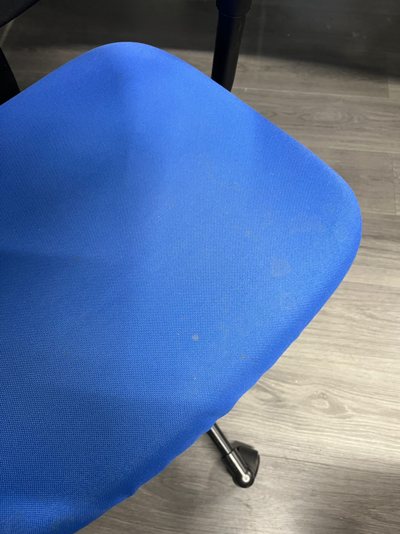 Chaise de bureau sur roulettes bleue en tissu – hauteur réglable