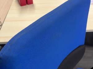 Chaise de bureau sur roulettes bleue en tissu – hauteur réglable