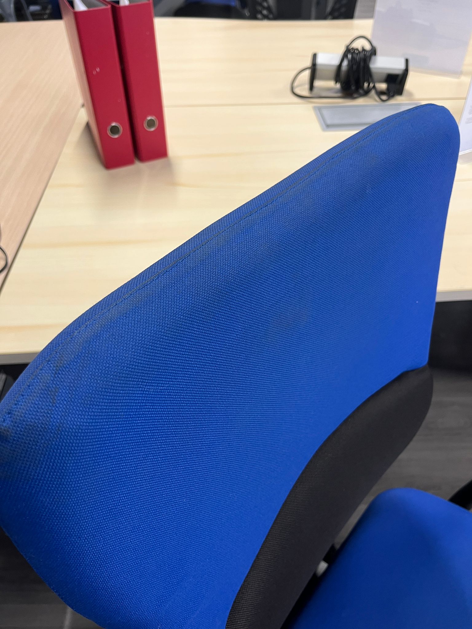 Chaise de bureau sur roulettes bleue en tissu – hauteur réglable